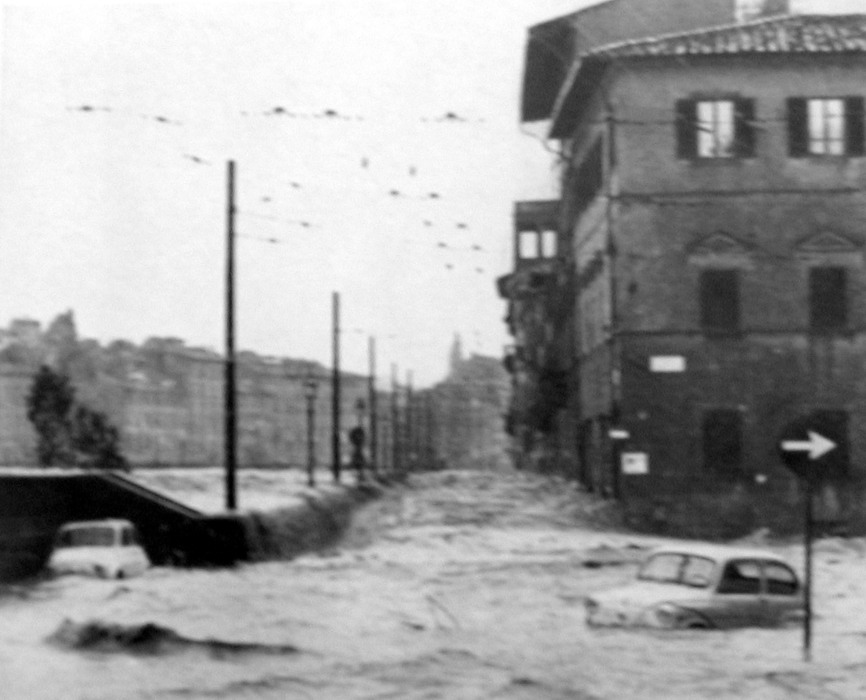 Firenze fotografata durante l'alluvione del novembre 1966 © Ansa