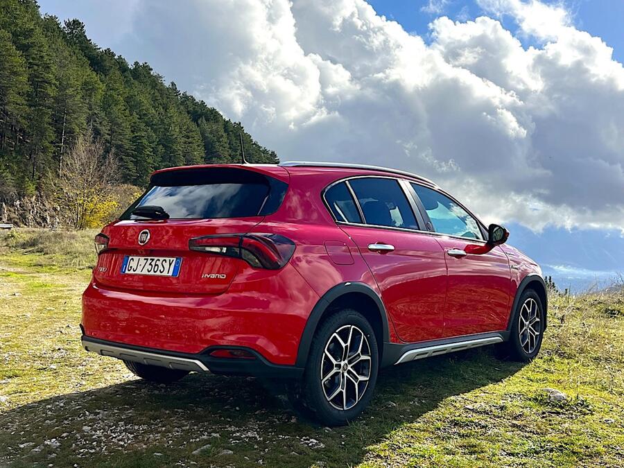 Fiat Tipo Cross Hybrid Red © 