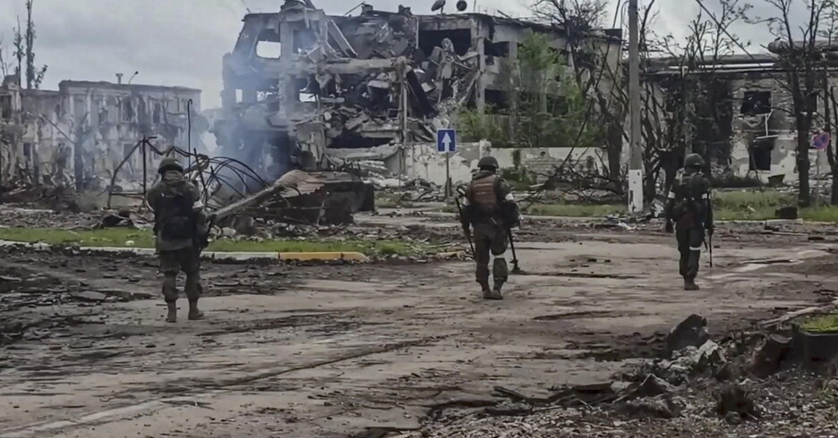 Militari russi che sminano il territorio dell'acciaieria Azovstal a Mariupol. Min. della Difesa russo (ANSA)