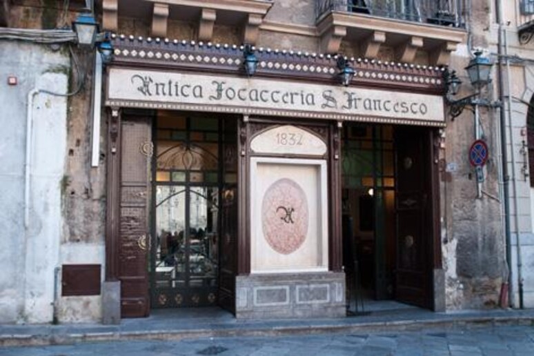 La sede storica dell 'Antica focacceria San Francesco - RIPRODUZIONE RISERVATA