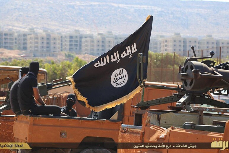 La bandiera dell 'Isis sventola su un convoglio (foto d 'archivio) - RIPRODUZIONE RISERVATA