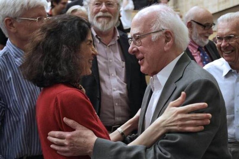 L 'abbraccio tra Fabiola Gianotti e Peter Higgs al Cern, nel giorno dell 'annuncio della scoperta del bosone di Higgs (fonte: CERN) - RIPRODUZIONE RISERVATA