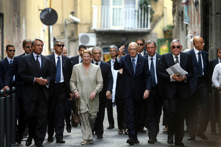 Napolitano a passeggio nei vicoli del centro storico di Napoli - RIPRODUZIONE RISERVATA