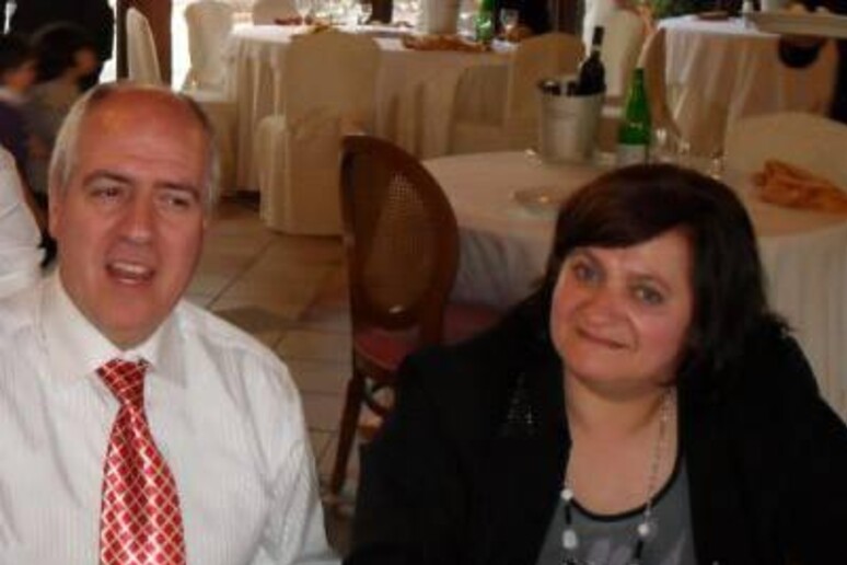 Paola Clemente con il marito, Stefano Arcuri, in una foto tratta dal profilo Facebook dell 'uomo - RIPRODUZIONE RISERVATA