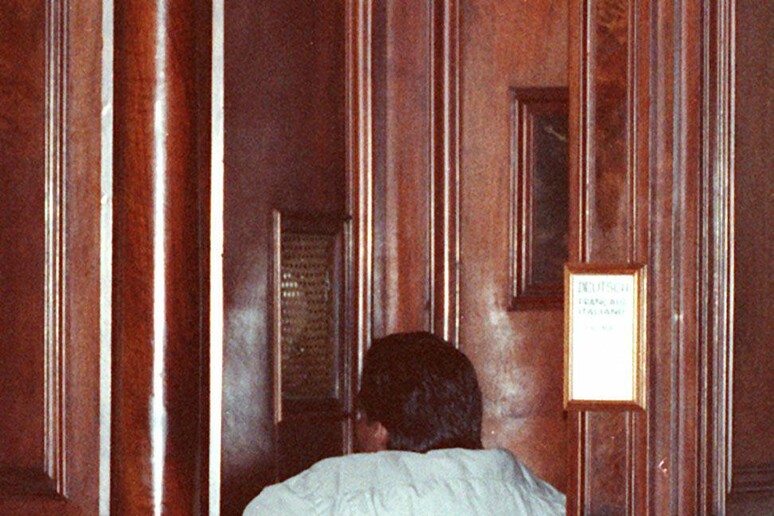 Un fedele si confessa (foto d 'archivio) - RIPRODUZIONE RISERVATA