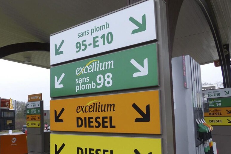 Francia, cresce prezzo carburanti ma aumentano aiuti  'green ' - RIPRODUZIONE RISERVATA