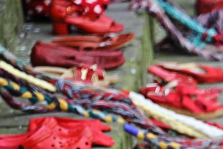 Scarpe rosse per dire no alla violenza sulle donne - RIPRODUZIONE RISERVATA