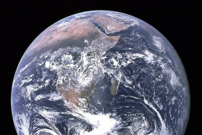 La Terra vista dallo spazio, simbolo di scienza e pace (fonte: NASA/equipaggio dell 'Apollo 17;  Harrison Schmitt, Ron Evans) - RIPRODUZIONE RISERVATA