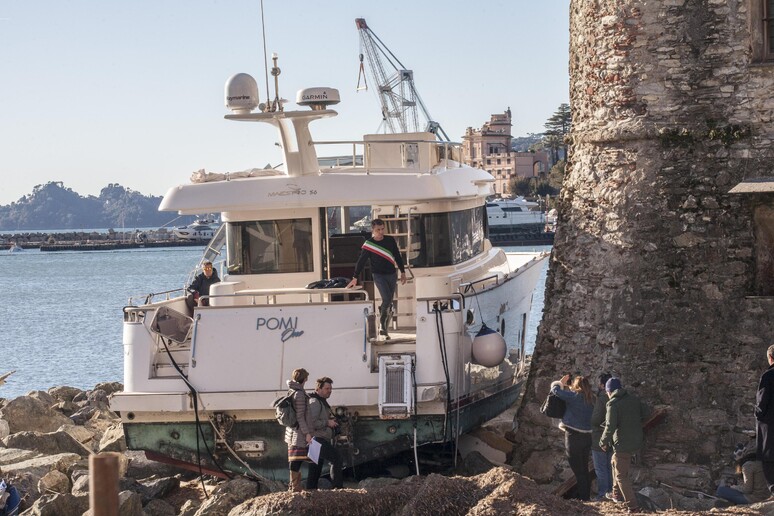 Mareggiata: sindaco Rapallo protesta su yacht  'spiaggiato ' - RIPRODUZIONE RISERVATA