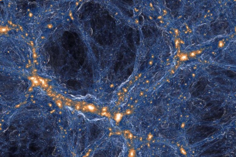 Nella rete di filamenti gassosi (in blu) e fra i semi delle prime galassie (in arancione) si nasconde una nube di gas primordiale, vero e proprio fossile del Big Bang(fonte: Tng Collaboration) - RIPRODUZIONE RISERVATA