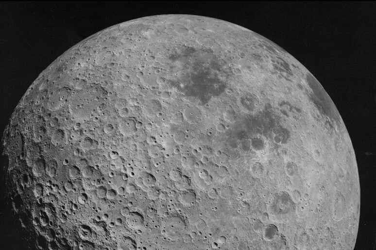 La faccia nascosta della Luna fotografata dalla missione Apollo 16 - RIPRODUZIONE RISERVATA