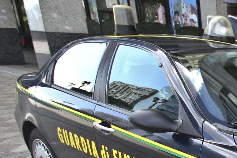 Un 'auto della Guardia di Finanza in una foto di archivio - RIPRODUZIONE RISERVATA