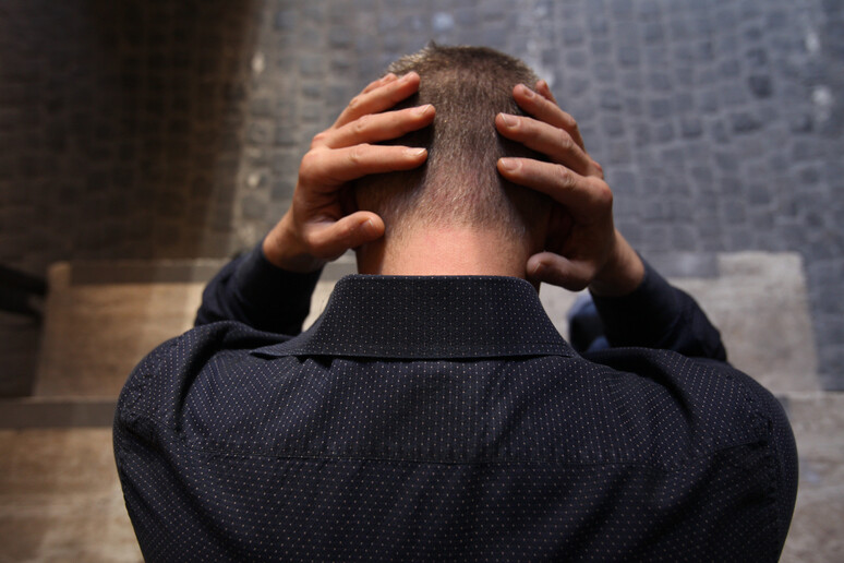 Meno italiani depressi in 10 anni, ma il 40% non si cura - RIPRODUZIONE RISERVATA