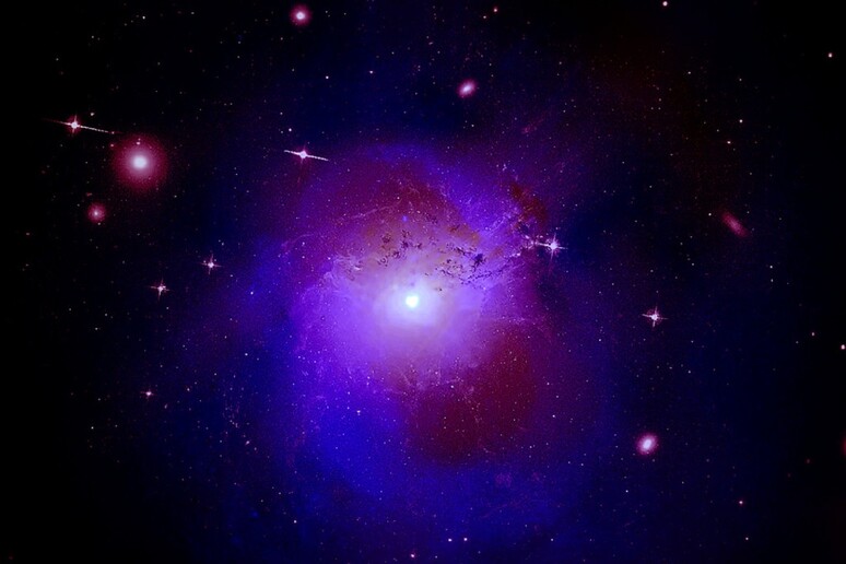 Alone di materia oscura in un ammasso di galassie (fonte: NASA/CXO/Fabian et al.; Radio: Gendron-Marsolais et al.; NRAO/AUI/NSF Optical: NASA, SDSS) - RIPRODUZIONE RISERVATA