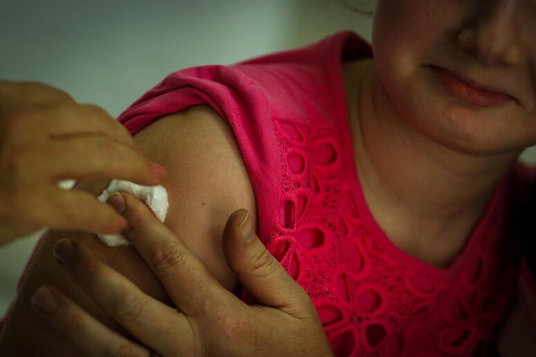 Una bimba si vaccina - RIPRODUZIONE RISERVATA