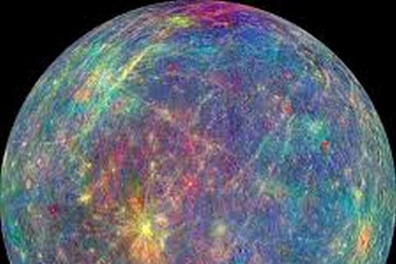 Mercurio nei colori visti dallo spettrometro della sonda Messenger, che indicano i diversi minerali sulla superficie del pianeta (fonte: NASA/Johns Hopkins University Applied Physics Laboratory/Carnegie Institution of Washington) - RIPRODUZIONE RISERVATA