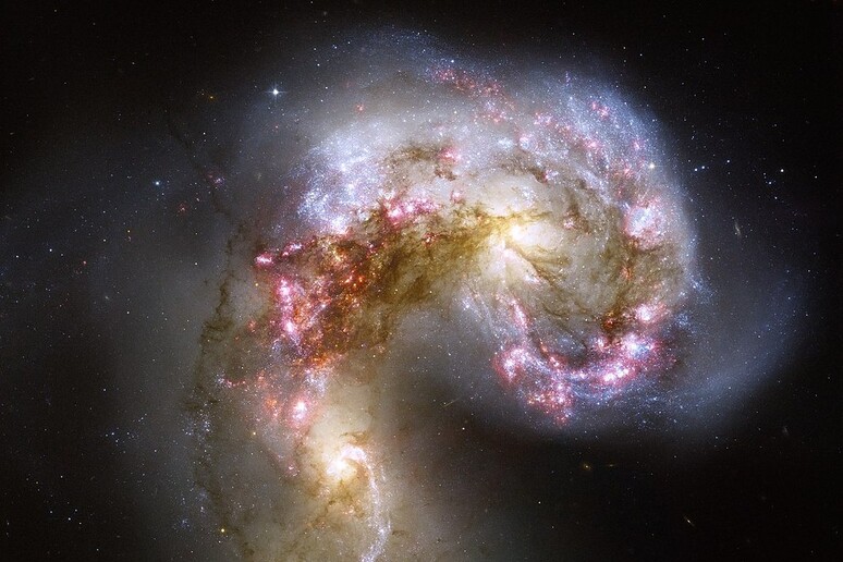 Le galassie Antenne (fonte: NASA, ESA, Hubble Heritage Team (STScI/AURA)-ESA/Hubble Collaboration) - RIPRODUZIONE RISERVATA