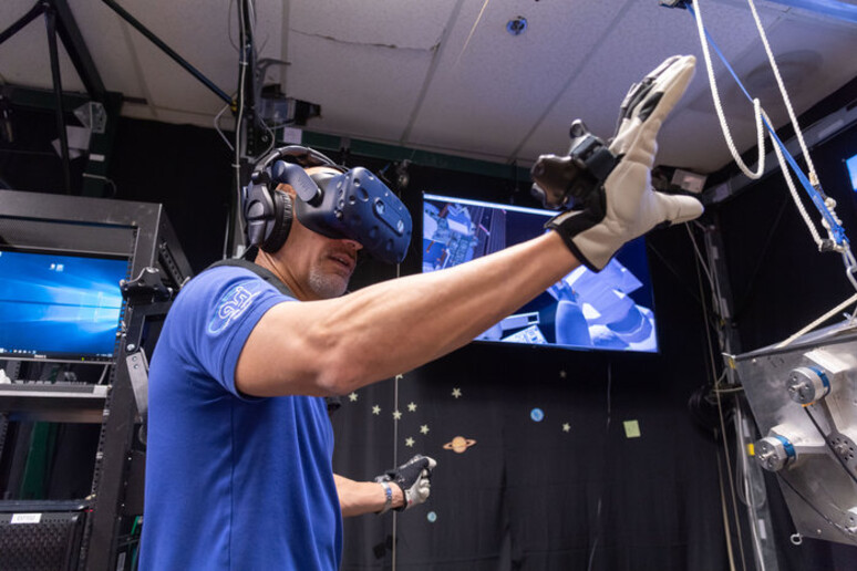 L’astronauta si addestra a Houston con la realtà virtuale (fonte: Nasa) - RIPRODUZIONE RISERVATA