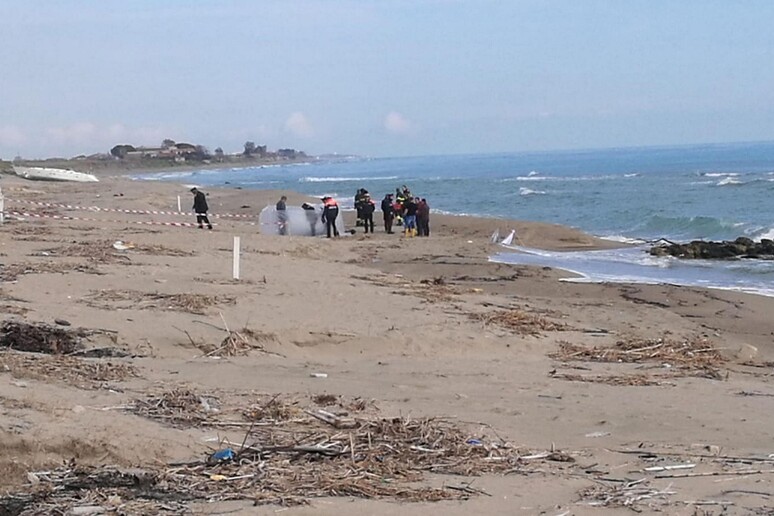 Migranti: cadavere rinvenuto in spiaggia a Crotone - RIPRODUZIONE RISERVATA