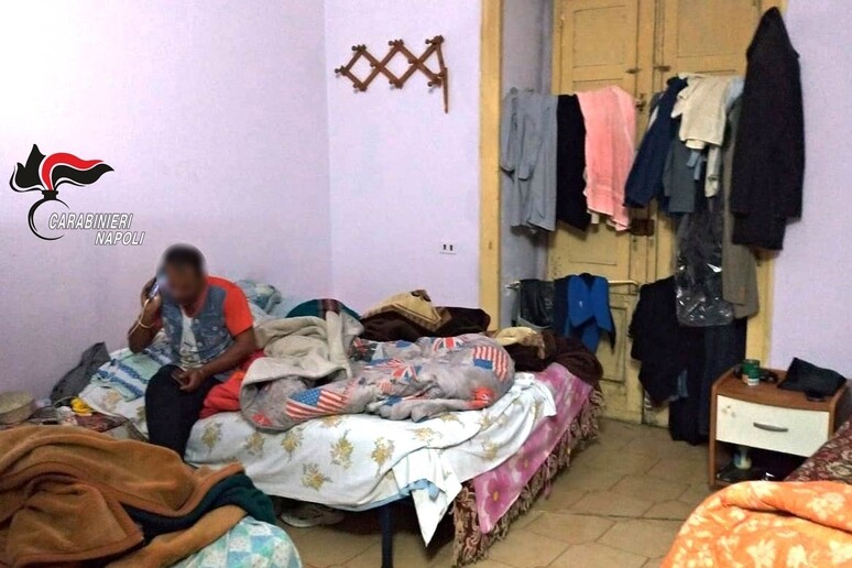 Migranti: nel Napoletano in 15 in un solo appartamento - RIPRODUZIONE RISERVATA