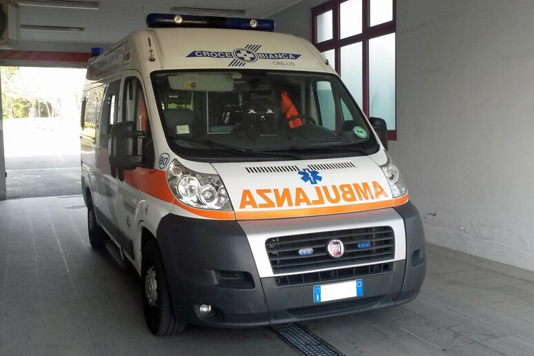 Un 'ambulanza al pronto soccorso (foto d 'archivio) - RIPRODUZIONE RISERVATA
