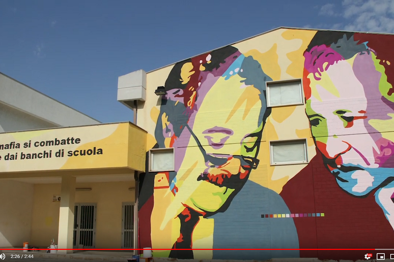 Il murales di fronte alla scuola - RIPRODUZIONE RISERVATA