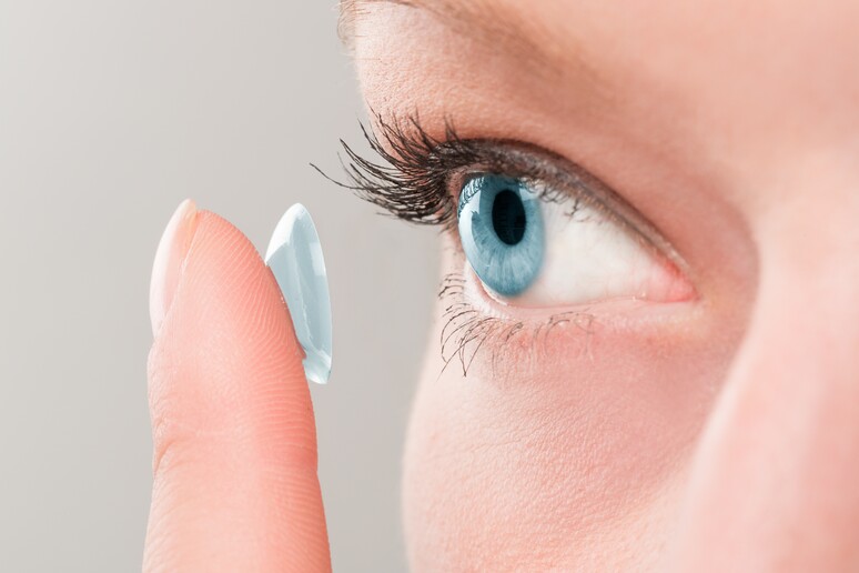 Nata una lente a contatto che rilascia farmaci negli occhi - RIPRODUZIONE RISERVATA