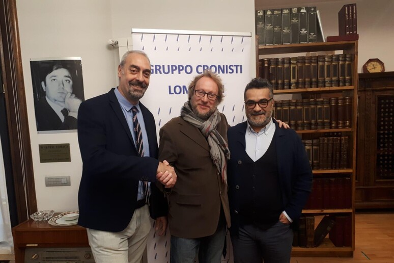 Il presidente del Gruppo Cronisti Fabrizio Cassinelli (centro) e il vicepresidente  Giuseppe Spatola (destra). Paolo Perucchini presidente Alg (sinistra). - RIPRODUZIONE RISERVATA