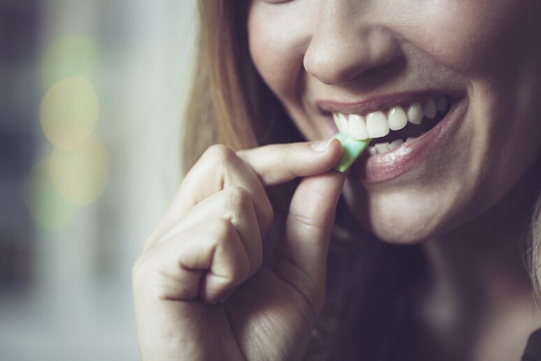 Chewing gum senza zucchero può aiutare a prevenire le carie - RIPRODUZIONE RISERVATA