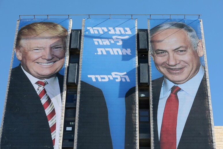 Cartellone in Israele che celebra Trump e Netanyahu © ANSA/EPA