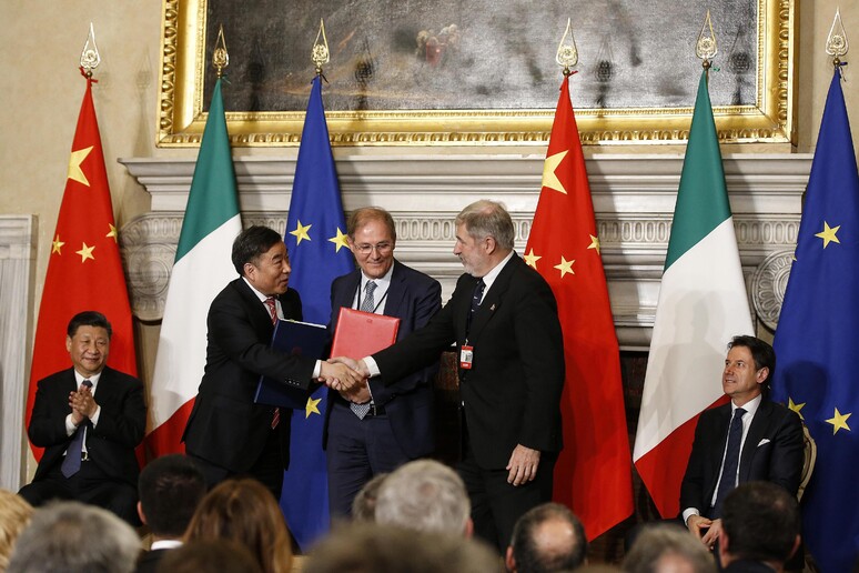 La firma dell 'intesa Italia-Cina - RIPRODUZIONE RISERVATA