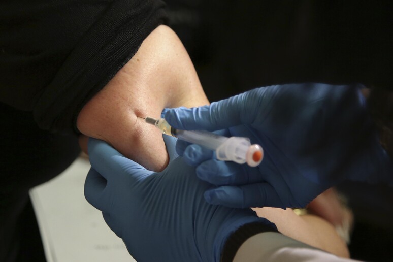 Una vaccinazione © ANSA/AP