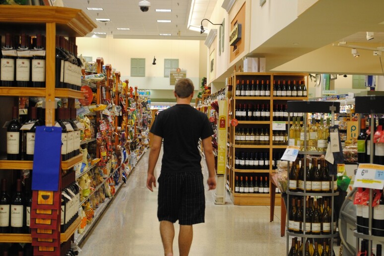 Al supermercato preferiti i vini Doc, spumanti e bio (fonte: Pxhere) - RIPRODUZIONE RISERVATA