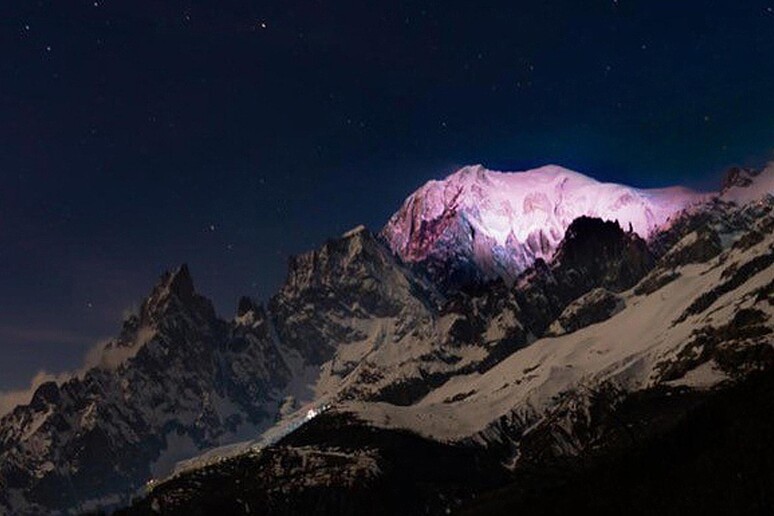 Vetta del Monte Bianco illuminata di rosa - RIPRODUZIONE RISERVATA