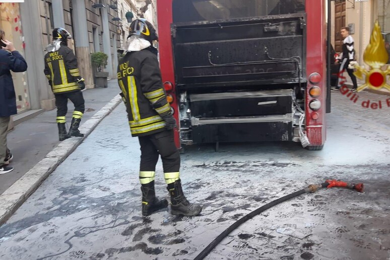 Bus in fiamme in centro Roma, chiusa strada. Paura tra passeggeri, scesi da mezzo. Nessun ferito grave - RIPRODUZIONE RISERVATA