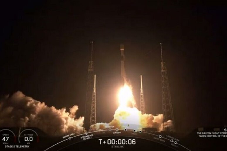 Il lancio del Falcon 9 dalla base di Cape Canaveral,  a bordo i primi 60 satelliti della costellazione Starlink per l 'internet veloce (fonte: SpaceX) - RIPRODUZIONE RISERVATA