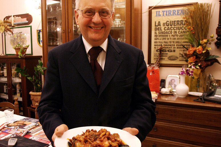 In una foto d 'archivio, Il ristoratore livornese e proprietario della  ' 'Barcarola ' ' Beppino Mancini mostra una sua specialità, il Cacciucco - RIPRODUZIONE RISERVATA