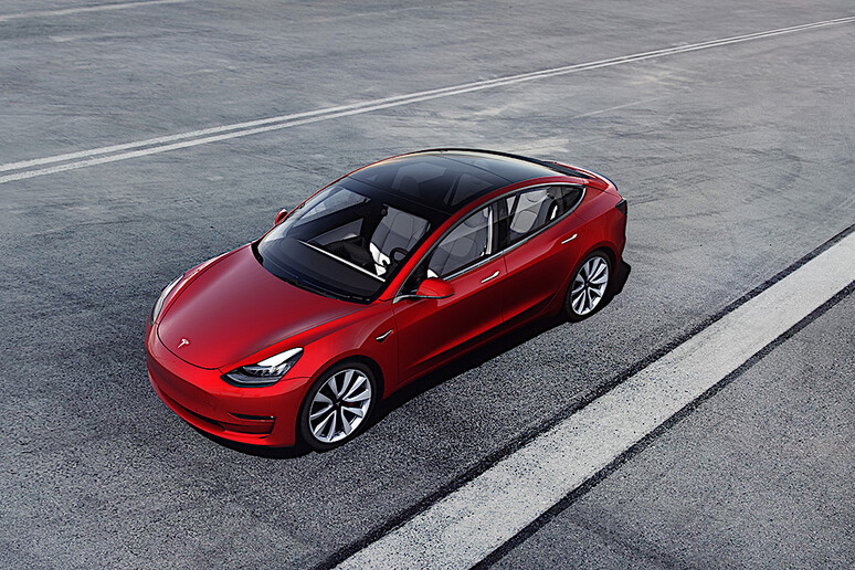 Elettrica Tesla Model 3 più accessibile con rate e incentivi - RIPRODUZIONE RISERVATA