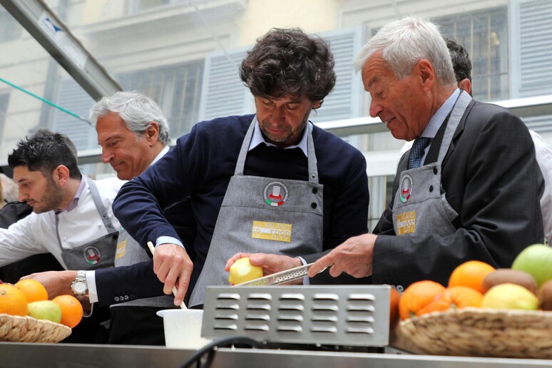 Demetrio Albertini (S) e il presidente di Confcommercio Carlo Sangalli mentre preparano una prima colazione a palazzo Bovara in occasione dell 'inaugurazione di Milano Food City - RIPRODUZIONE RISERVATA