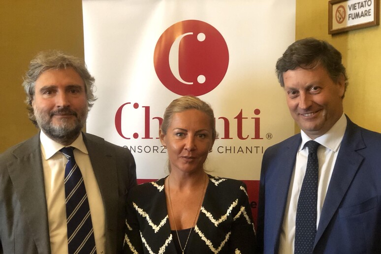 Consorzio Chianti al Mipaaft, a sinistra Luigi Polizzi, al centro l 'esperta di Wine Monitor-Nomisma, a destra Giovanni Busi, presidente Consorzio Vino Chianti - RIPRODUZIONE RISERVATA