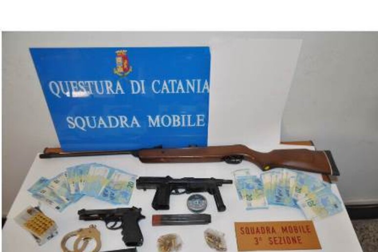 Armi, munizioni e banconote falsificate sequestrate dalla polizia a Catania - RIPRODUZIONE RISERVATA