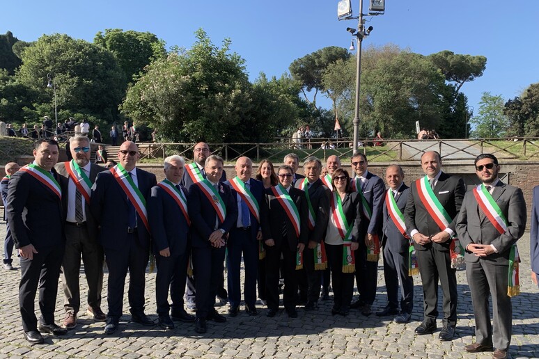I sindaci siciliani che hanno partecipato alla cerimonia per la Festa della Repubblica - RIPRODUZIONE RISERVATA