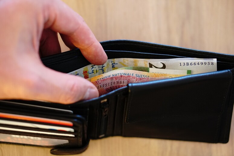 Le persone sono più propense a restituire portafogli smarriti se contengono molti soldi - RIPRODUZIONE RISERVATA