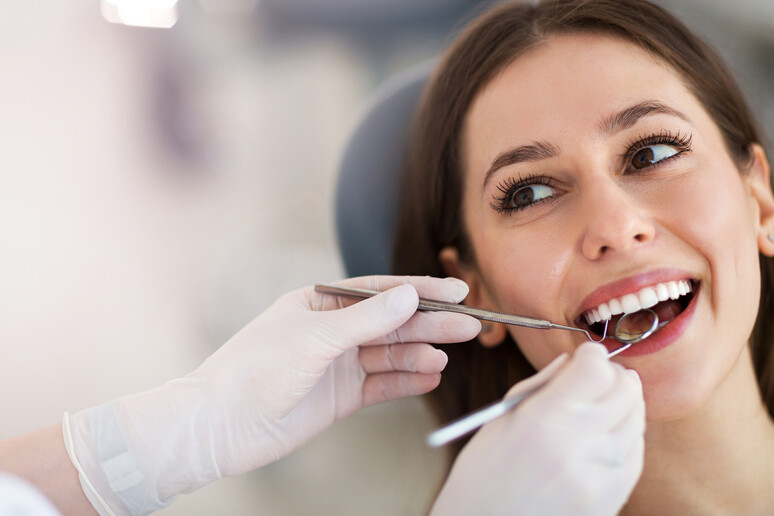 Igiene orale professionale, se fatta male può far danni - RIPRODUZIONE RISERVATA