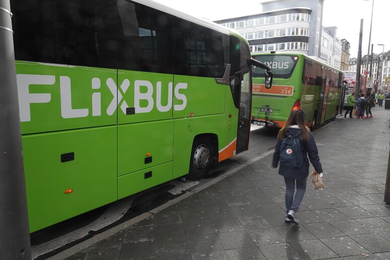 Un autobus della Flixbus in una foto di archivio - RIPRODUZIONE RISERVATA