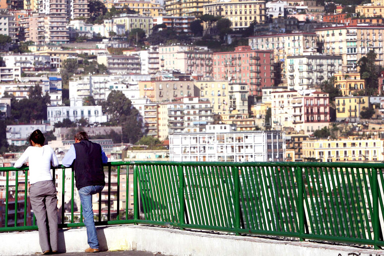 Una visuale delle case di Napoli, in una immagine di archivio - RIPRODUZIONE RISERVATA
