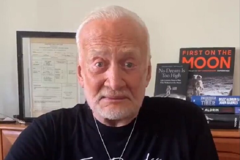 Buzz Aldrin in un fermo immagine dal video nel quale ricorda la missione Apollo 11 dal suo profilo Twitter - RIPRODUZIONE RISERVATA