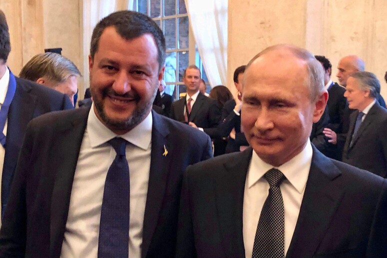 Il vicepremier e ministro dell 'Interno, Matteo Salvini, con il presidente russo Vladimir Putin in una immagine pubblicata sul suo profilo Twitter, 04 luglio 2019 - RIPRODUZIONE RISERVATA