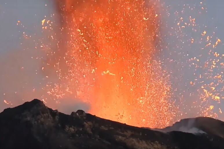 Il vulcano Stromboli in attività (fonte: INGV) - RIPRODUZIONE RISERVATA