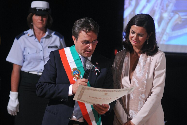 Il sindaco di Sambuca Leo Ciaccio con l 'ex presidente della Camera Laura Boldrini - RIPRODUZIONE RISERVATA